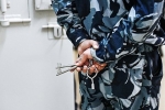 Бывший сотрудник российской колонии получил взятку от осужденного и попал под суд