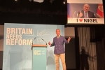 Выступление идеолога Brexit сорвали активисты. За его спиной опустили плакат с Путиным