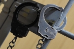 Напавшего с двумя стеклянными «розочками» на продавщицу мужчину осудили на полтора года