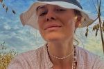 46-летняя Любовь Толкалина показала лицо без макияжа на фото с глубоким декольте