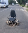В Боровске жители латают ямы на дороге стульями