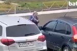88-летняя россиянка с криками побила тростью восемь машин и попала на видео