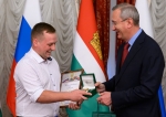 Ветеран СВО получил от губернатора часы с символикой Калужской области