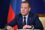 Медведев назвал выборы президента США схваткой пауков в банке