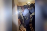 В Москве угрожавших полицейским макетом автомата мужчин задержал спецназ