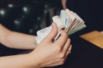 Экс-сотрудница ГИБДД попалась на взятках за регистрацию автомобилей в Калужской области
