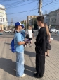 Волонтёры раздали калужанам ленточки с триколором