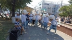 На Театральную площадь «приплыли» диковинные «Люди-рыбы»