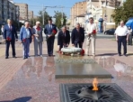 Первые лица города и области возложили цветы к Вечному огню