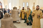 Митрополит Корнилий освятил колокола Покровского собора