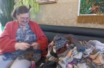 Пенсионерка связала 250 пар носков для участников СВО