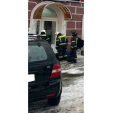 Kia выехал на тротуар, сбил пешехода и врезался в стену здания
