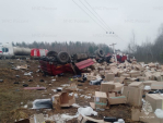 Трассу М3 «Украина» засыпало пластиком после встречи двух грузовиков